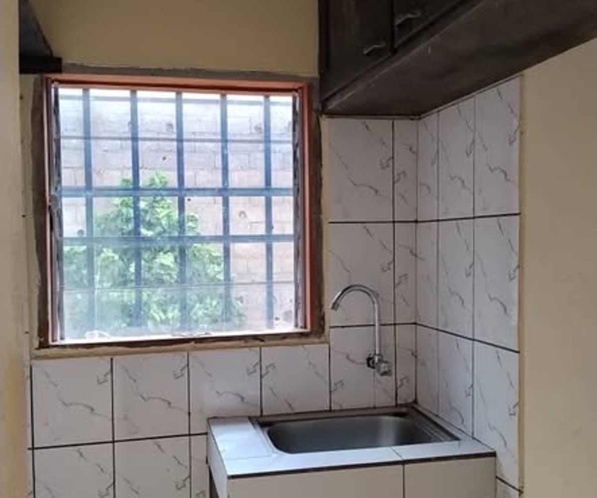 Studio disponible à Efoulan Gendarmerie