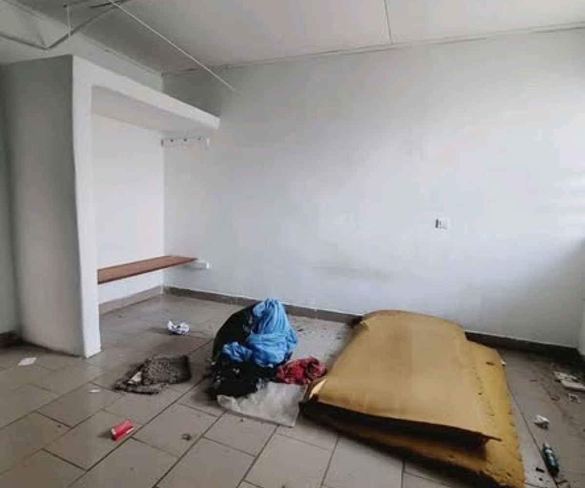 Chambre moderne avec cuisine et balcon à Ange Raphaël