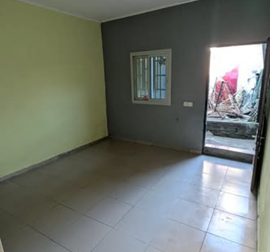 Vaste chambre moderne à Ndogbong