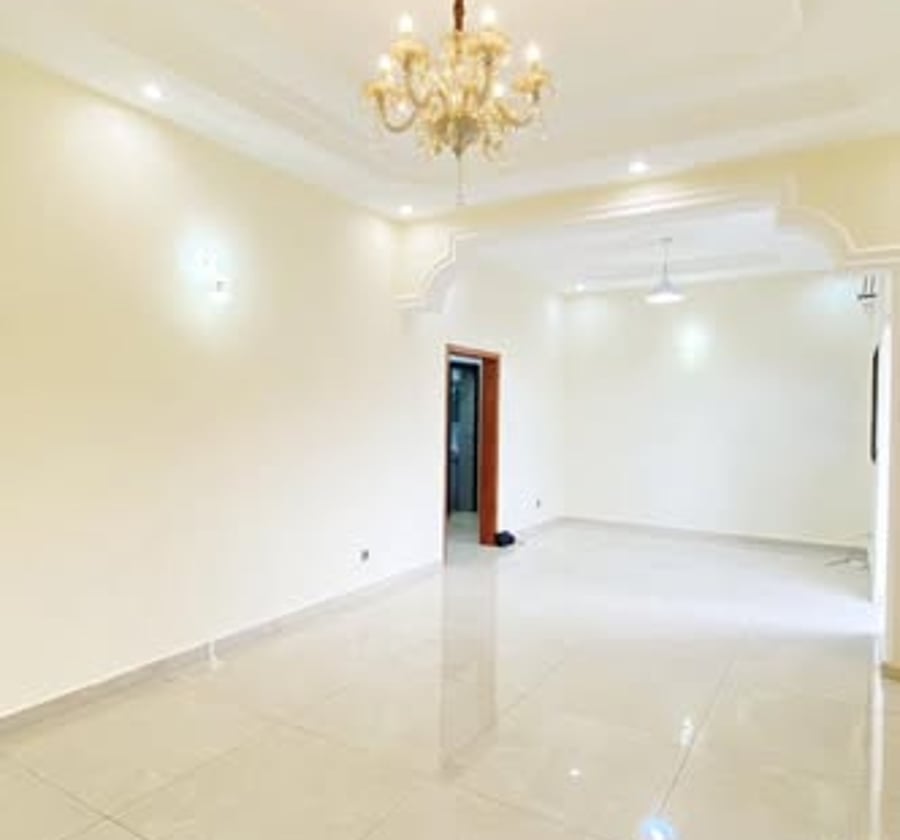 Appartement moderne staffé et lustré à Simbock