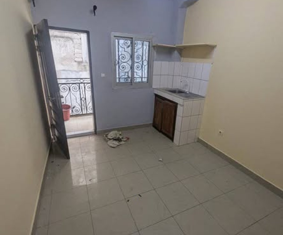 Studio staffé à Makepe, Douala