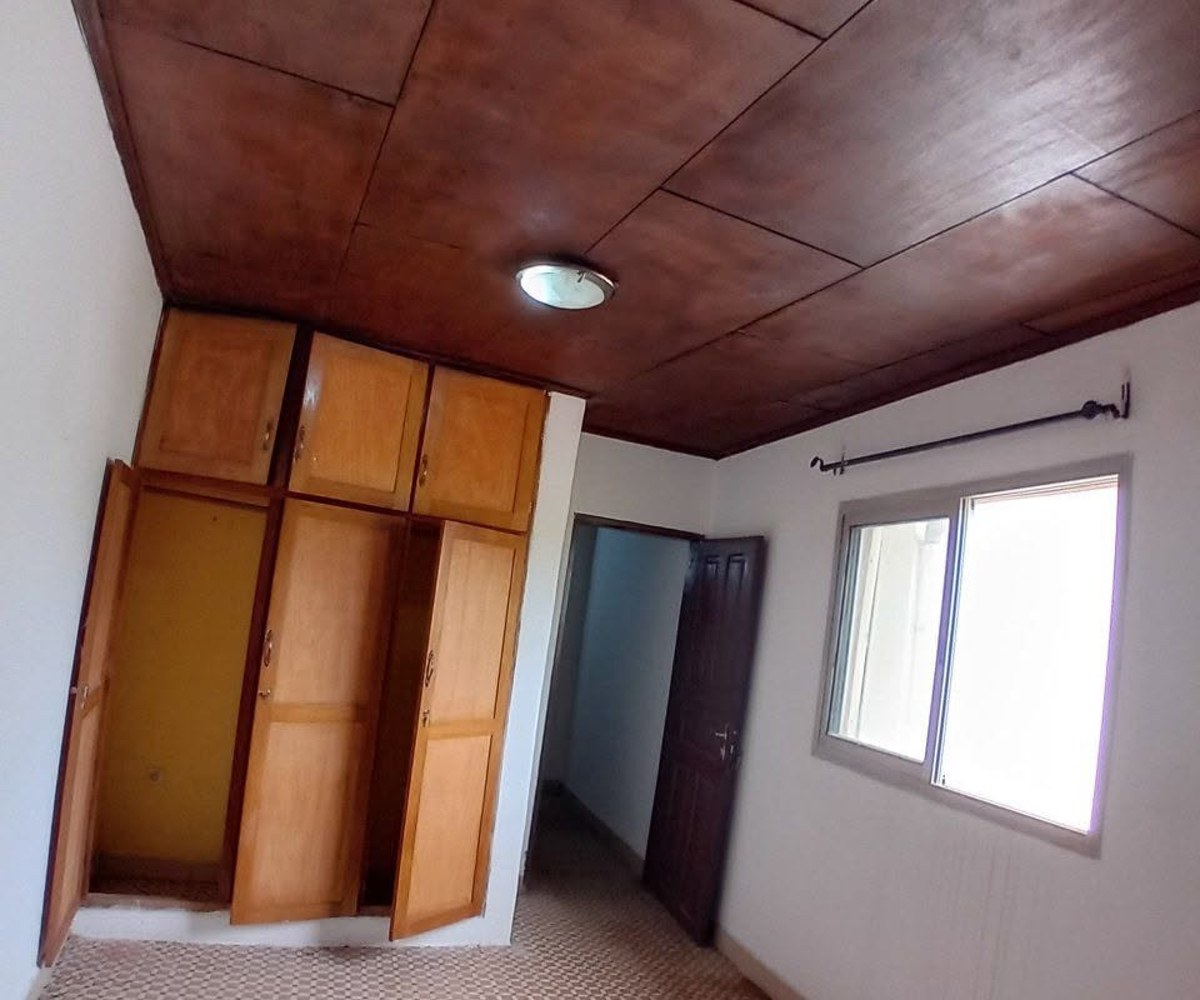 Studio individuel à louer à Santa Barbara, Douala