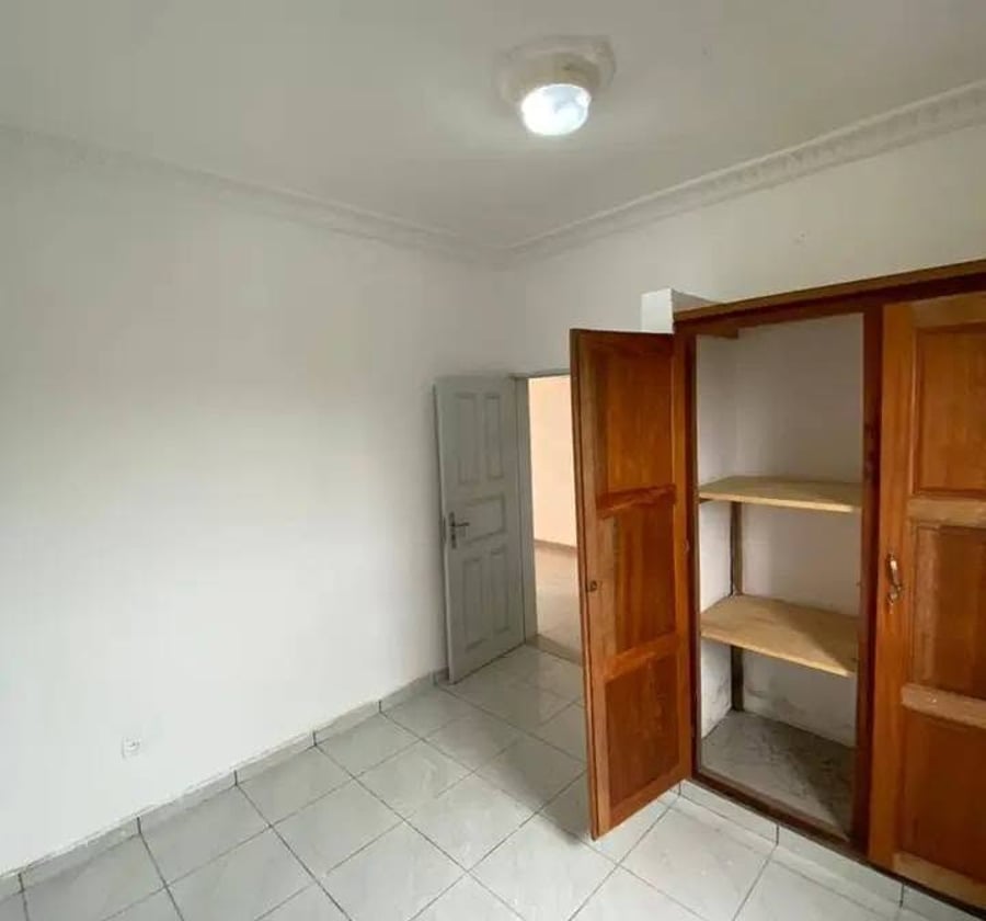 Grand studio moderne à louer à Ahala