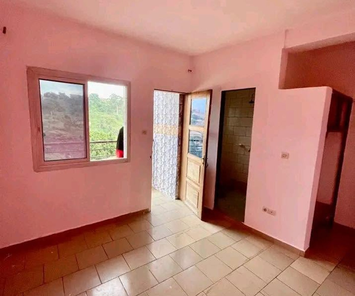 Vaste chambre moderne à louer - Obobogo