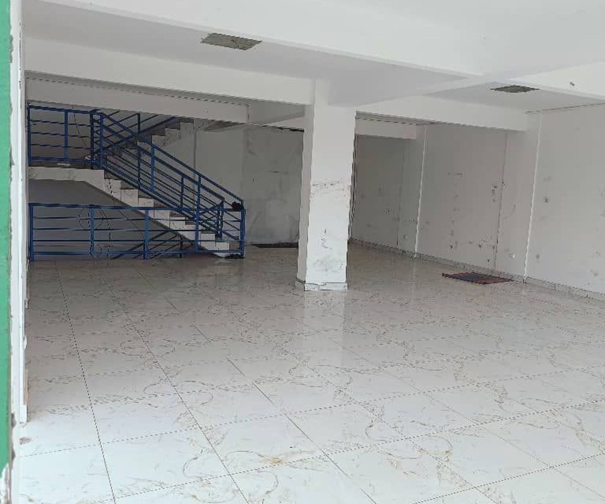 Entrepôt et magasin à louer à Ahala, Yaoundé