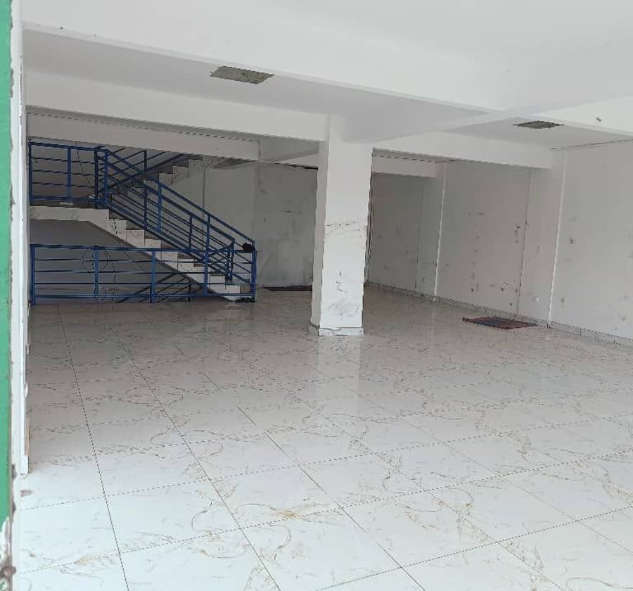 Entrepôt et magasin à louer à Ahala, Yaoundé