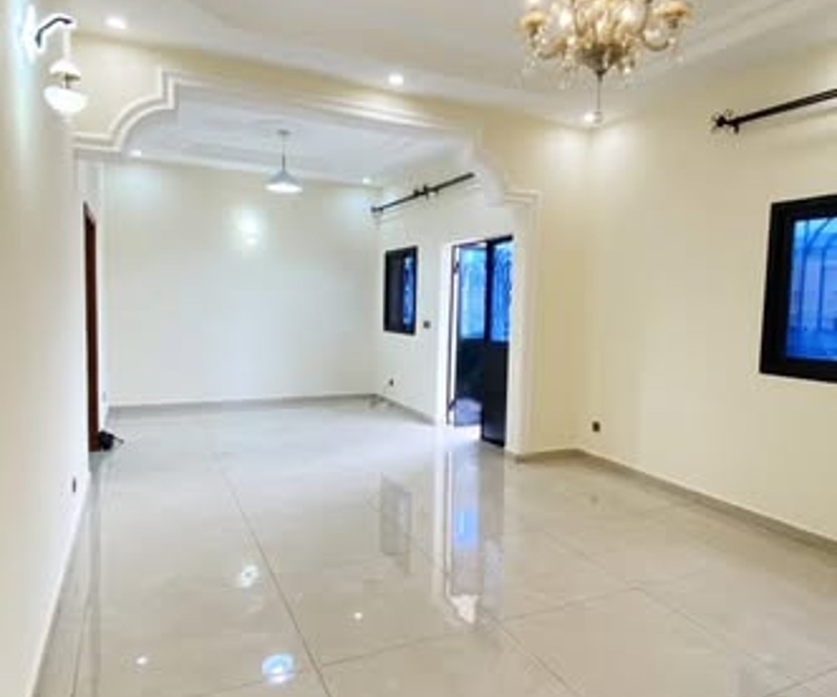 Appartement moderne staffé et lustré à Simbock