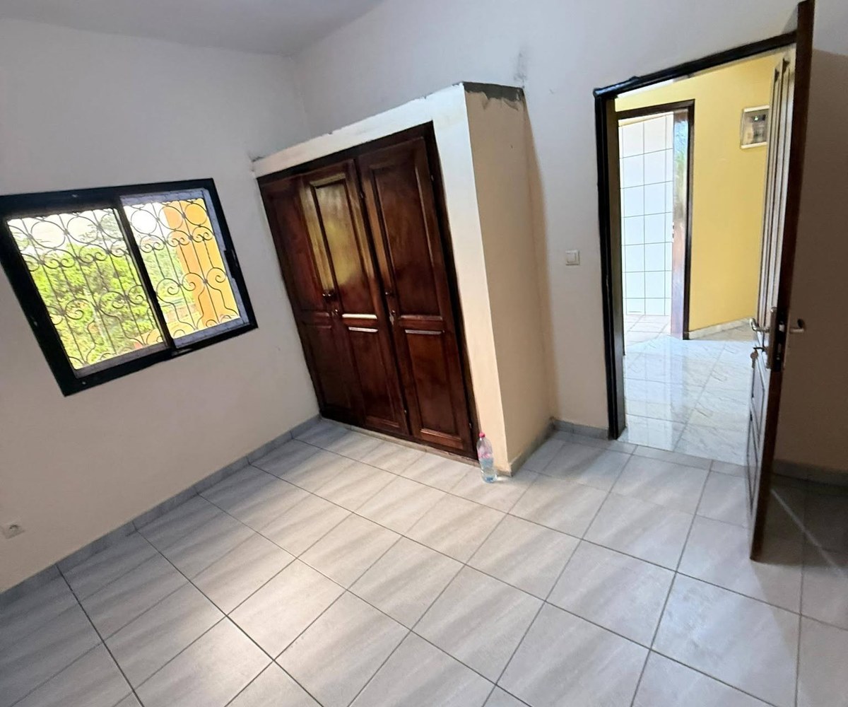 Studio neuf à louer à Nkolfoulou