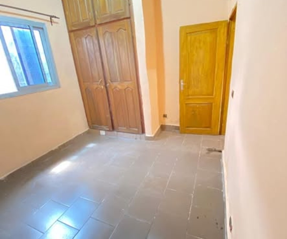 Grand appartement 2 chambres - Efoulan