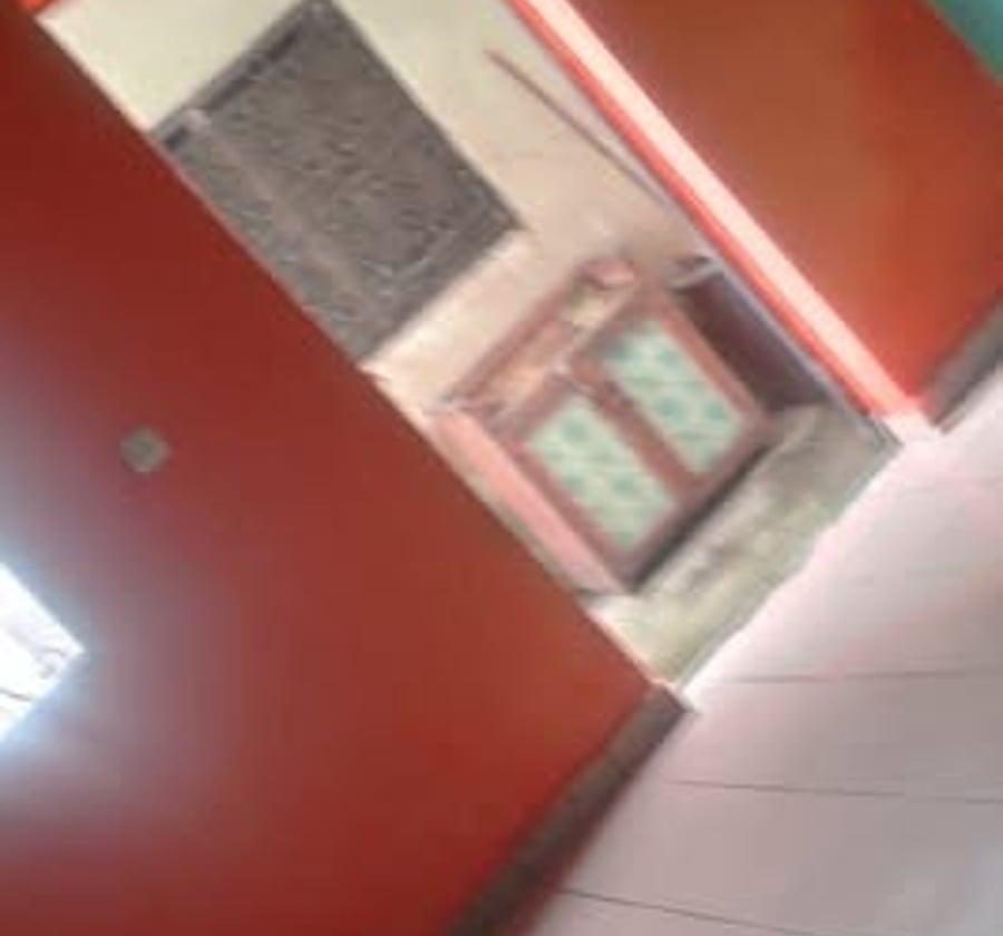 Grande chambre à Ndogbassi 1 avec compteur prépayé et forage