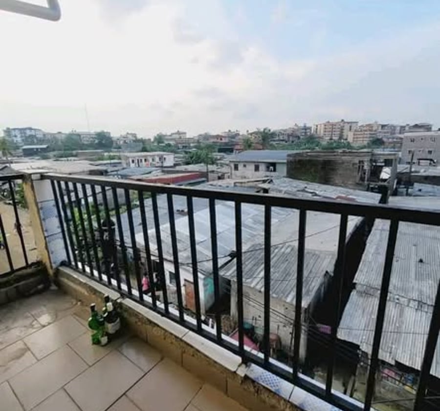 Chambre moderne avec cuisine et balcon à Ange Raphaël