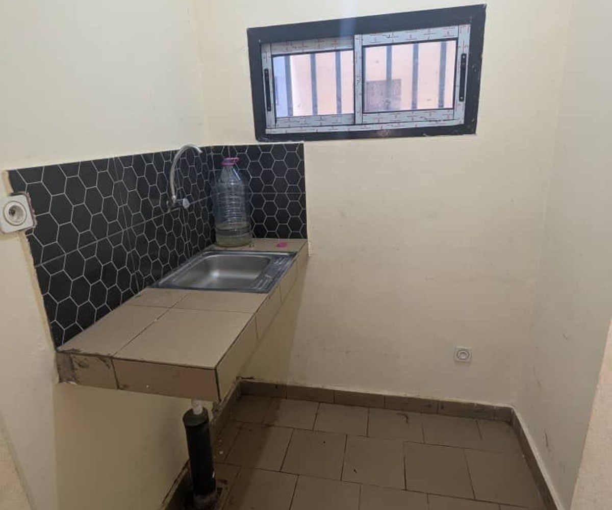 Chambre moderne à louer à Nkolnda