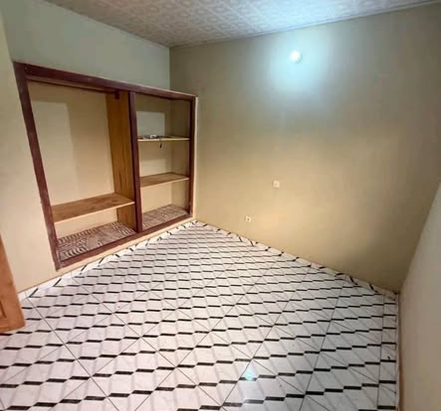 Studio moderne à louer à Nkolfoulou