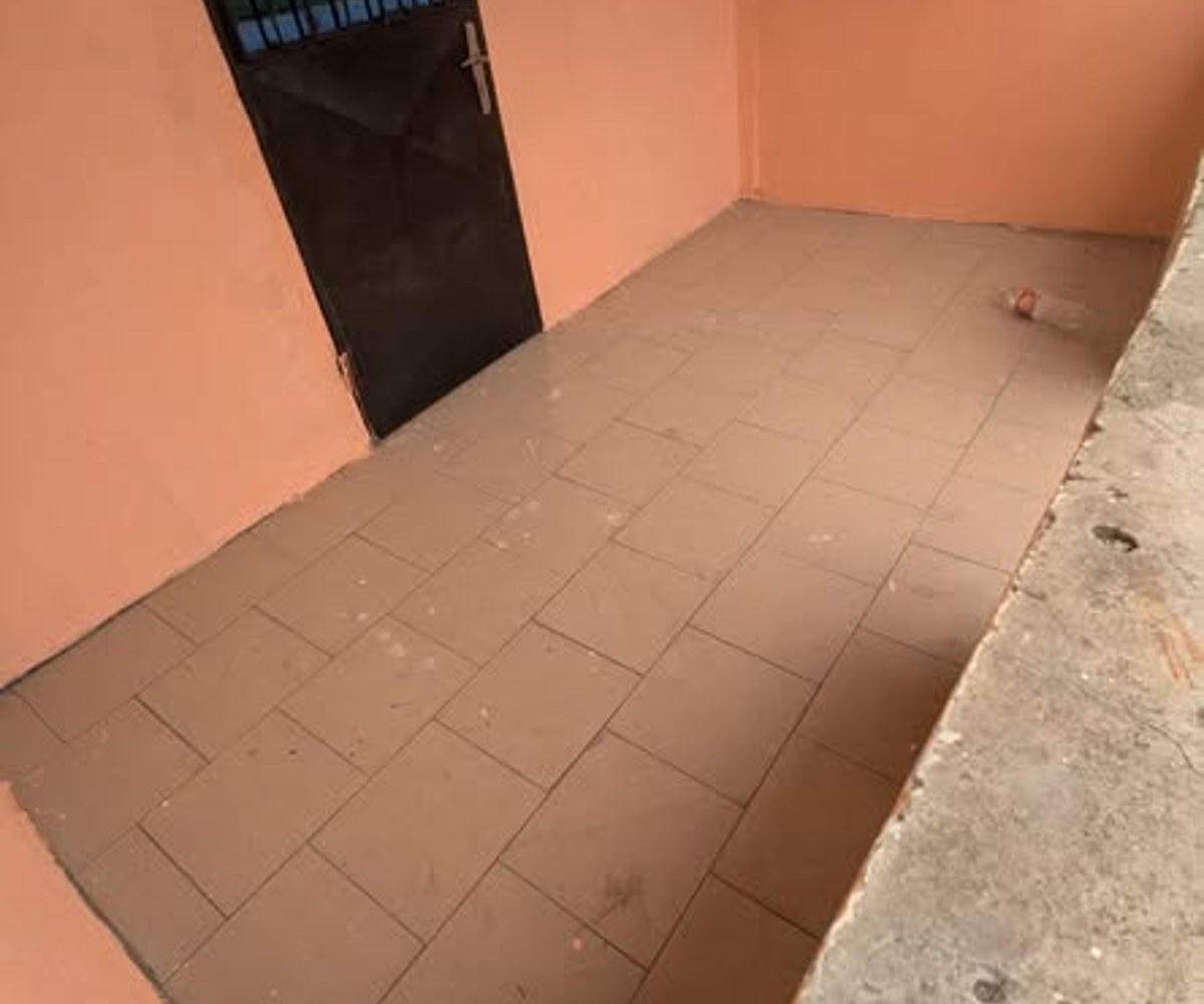 Grande chambre moderne à Logbaba