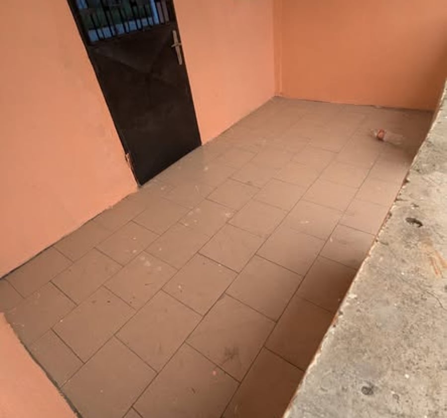 Grande chambre moderne à Logbaba