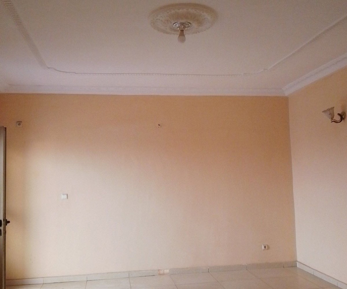 Emplacement commercial 2 chambres à louer à Yaoundé Odza