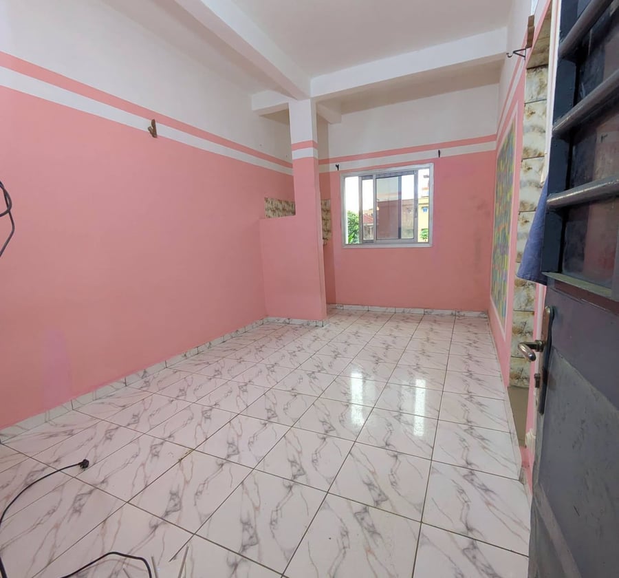 Jolie et vaste chambre à louer à Logbessou
