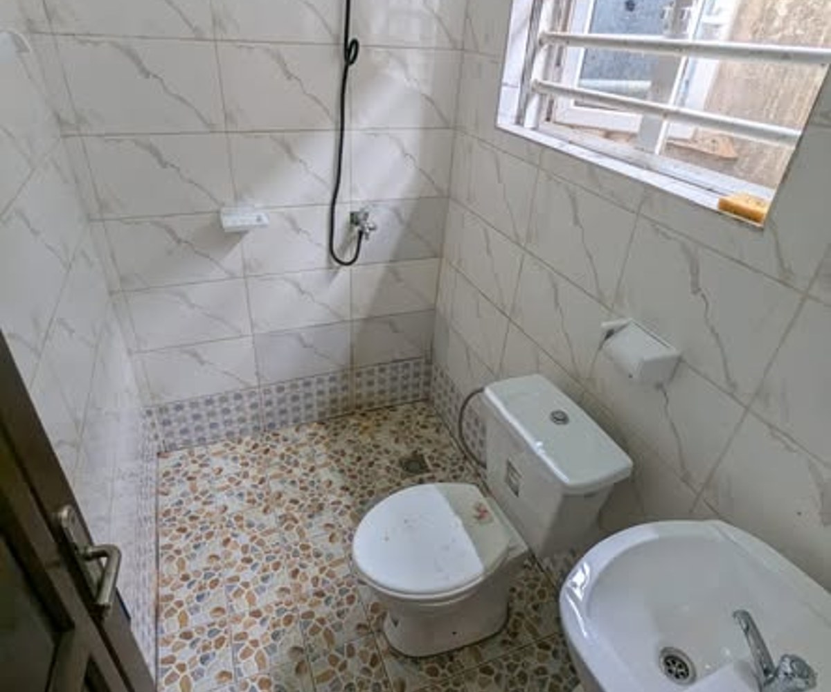 Chambre spacieuse à Tsinga Village