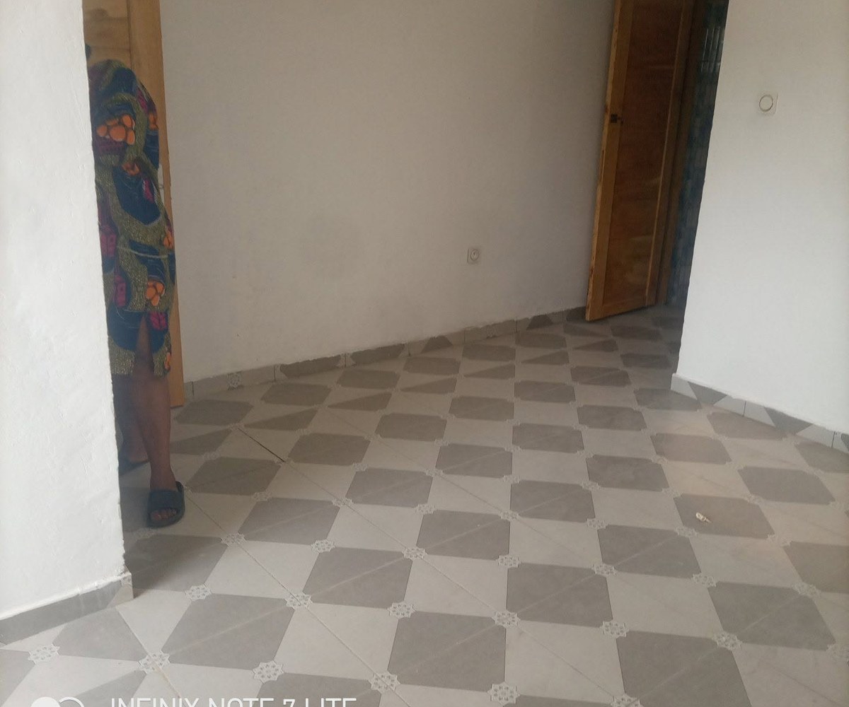Studio moderne à louer à Odza