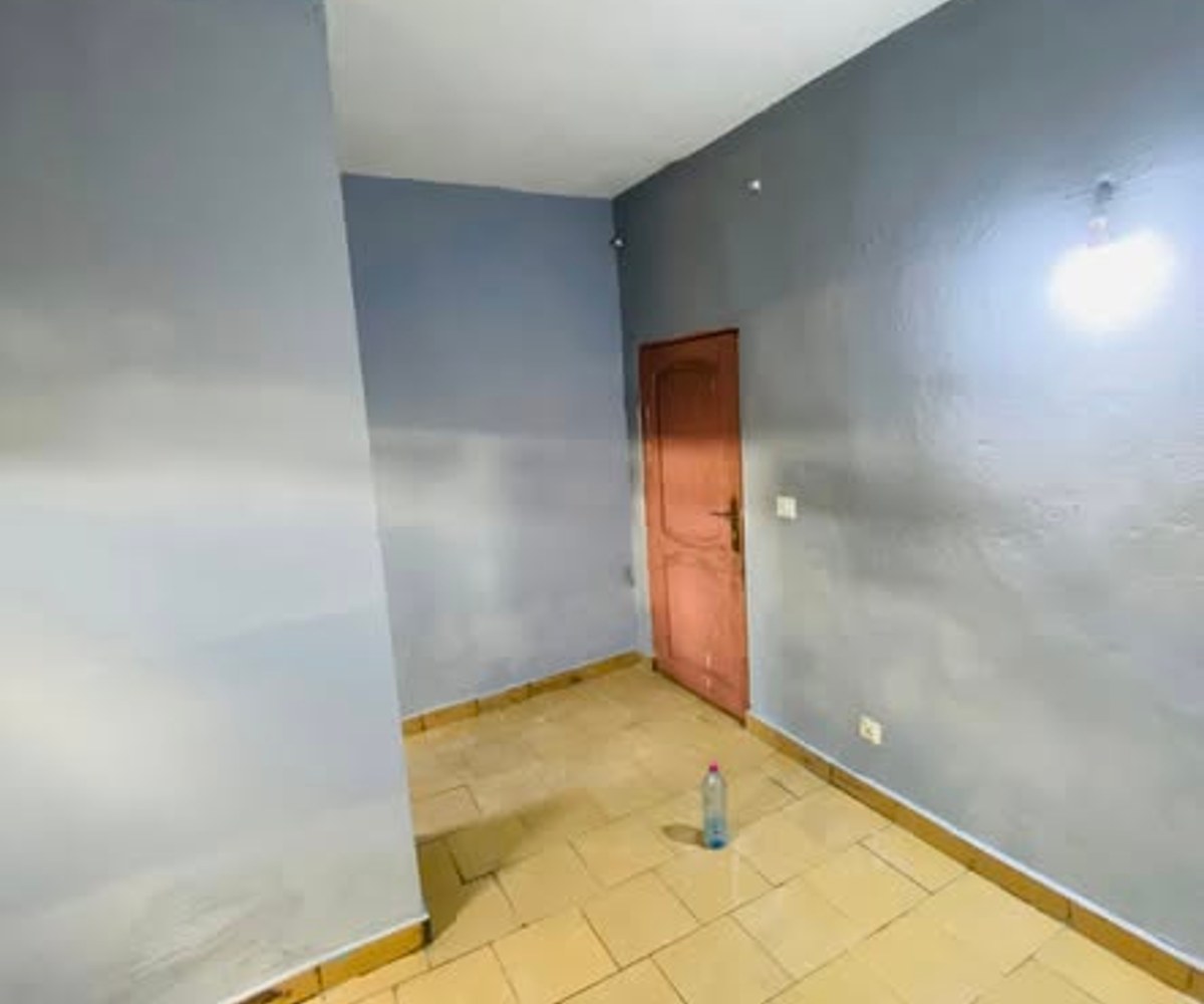 Grande chambre moderne à louer à PK13