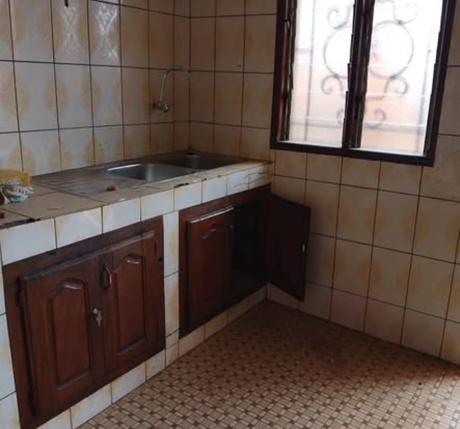 Appartement 3 chambres à louer à Monti, Yaoundé