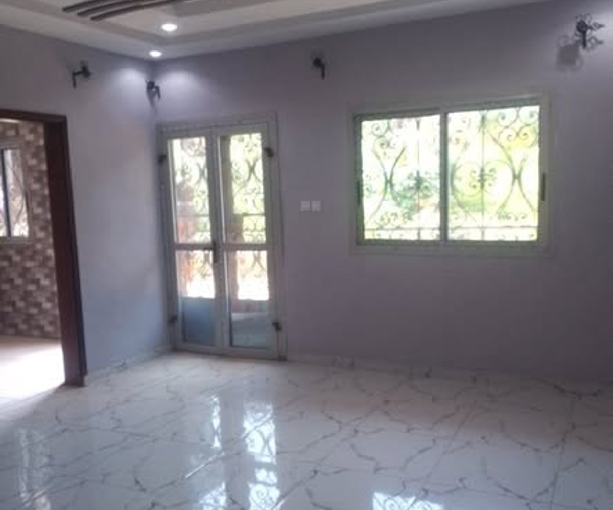 Très grand appartement de trois chambres à Nomayos