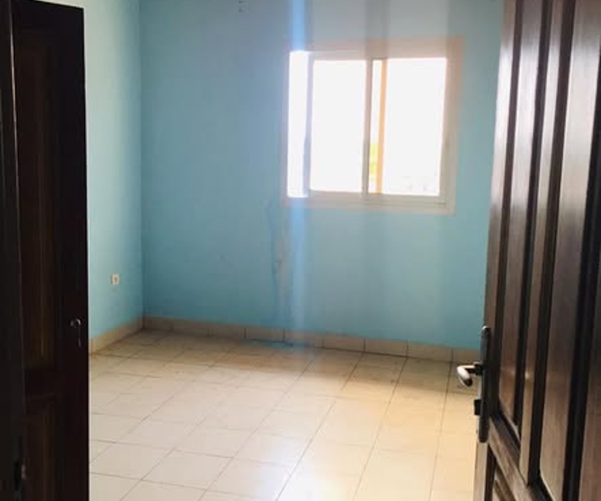 Vaste et magnifique appartement moderne avec groupe électrogène à PK8