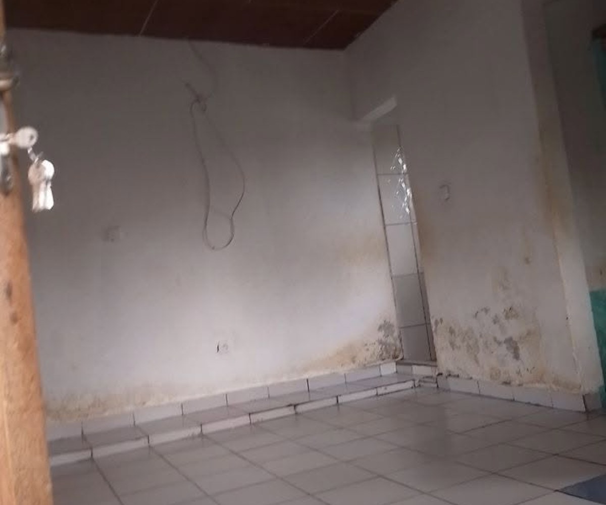 Grande chambre moderne avec cuisine à Beedi