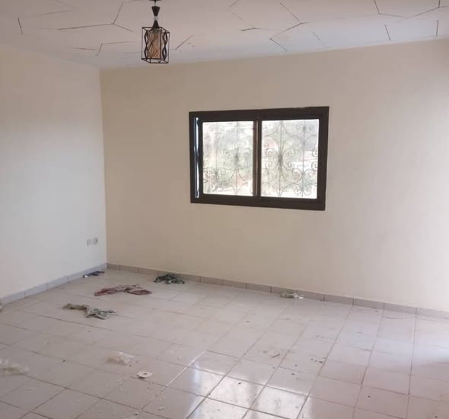 app de 2ch salon cuisine douche balcon à louer à nkolmesseng moto 100 fr du carrefour lycée bilingue d essos accès goudronnée 70 mil fois 6