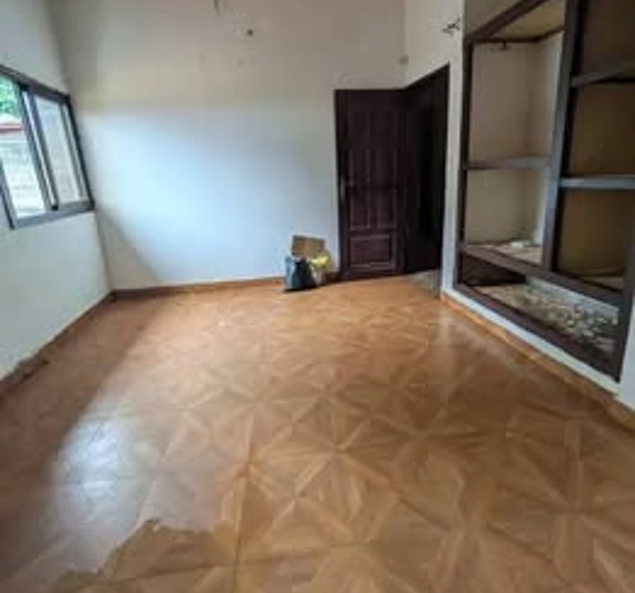 Chambre moderne à louer à Odza commissariat