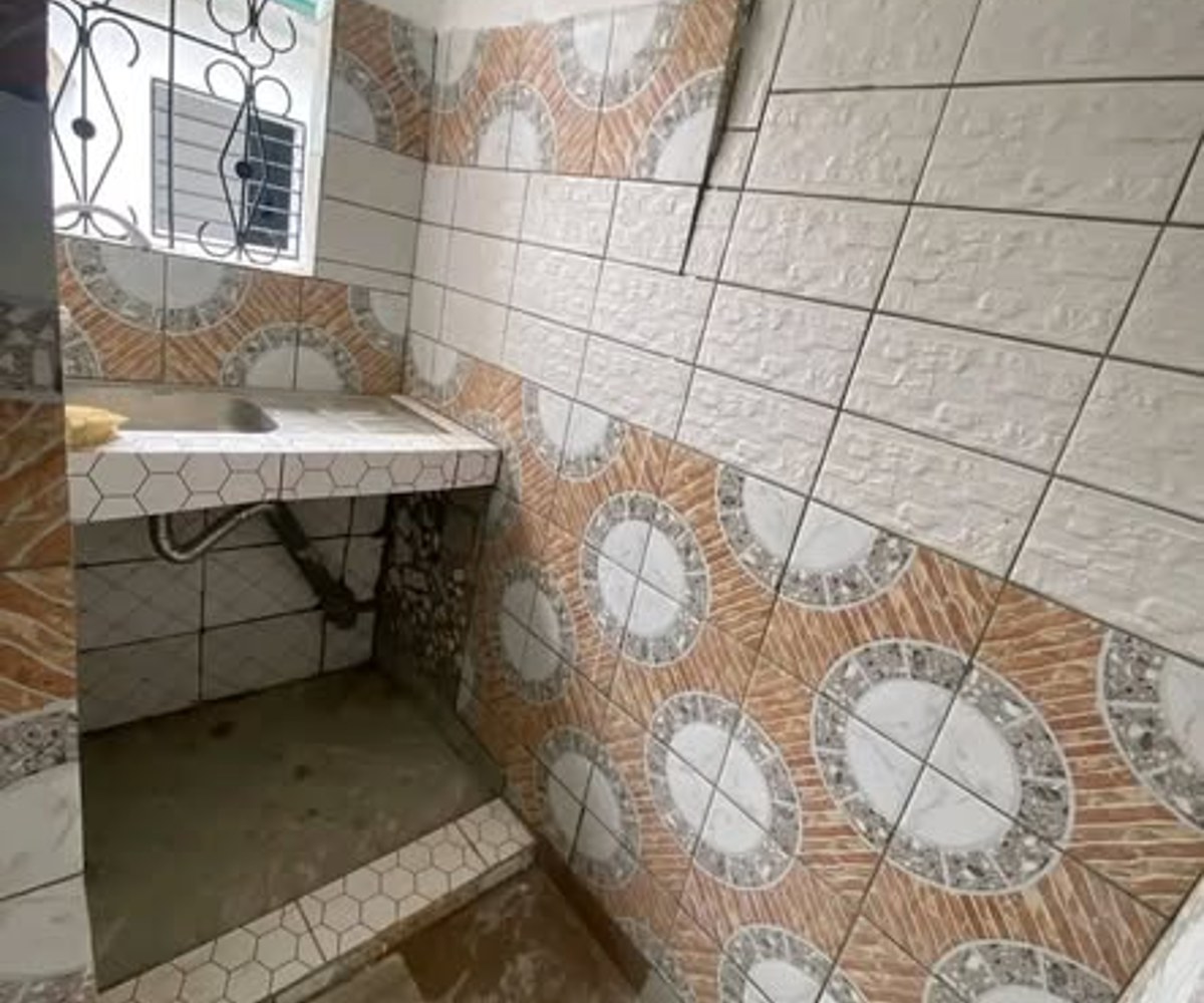 chambre moderne avec cuisine nouvellement construit à nyalla entré école on entre à 150f et on sort à 100f dans la barrière parking moto