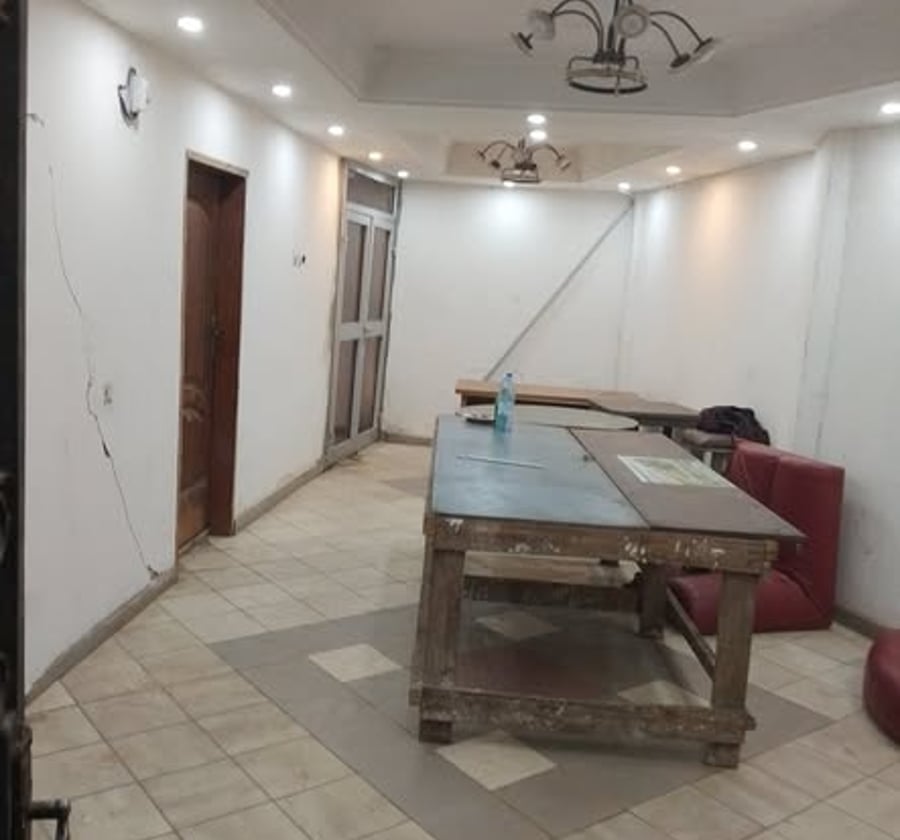 Emplacement commercial à louer à Yaoundé Centre-ville, 400 m²