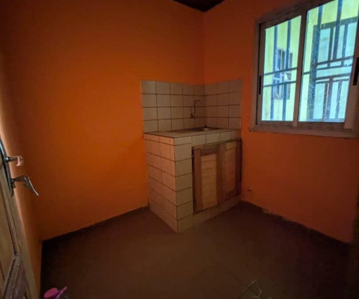 studio moderne 50mil à louer à odza borne 12 dans la barrière avec parking camwater moto 200f service immobilier svp