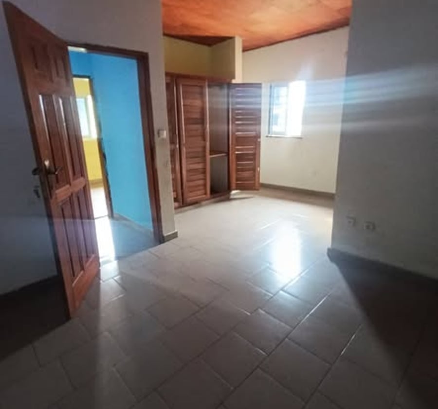 Grand appartement 3 chambres à Biteng