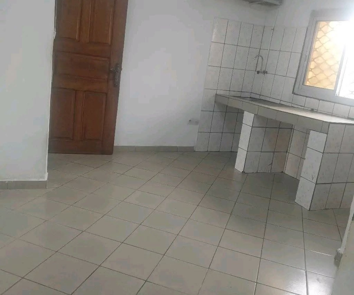 Chambre moderne avec espace cuisine à Ange Raphaël