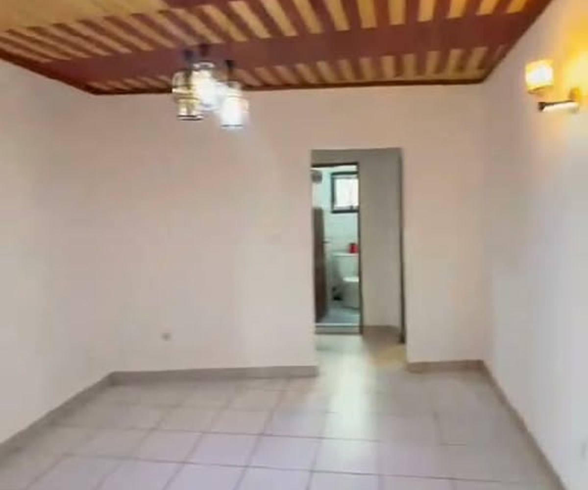 Grand studio moderne à louer - Logbessou
