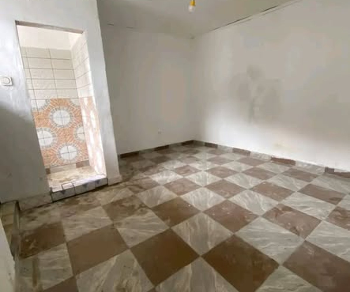 chambre moderne avec cuisine nouvellement construit à nyalla entré école on entre à 150f et on sort à 100f dans la barrière parking moto