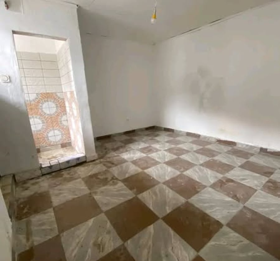 chambre moderne avec cuisine nouvellement construit à nyalla entré école on entre à 150f et on sort à 100f dans la barrière parking moto