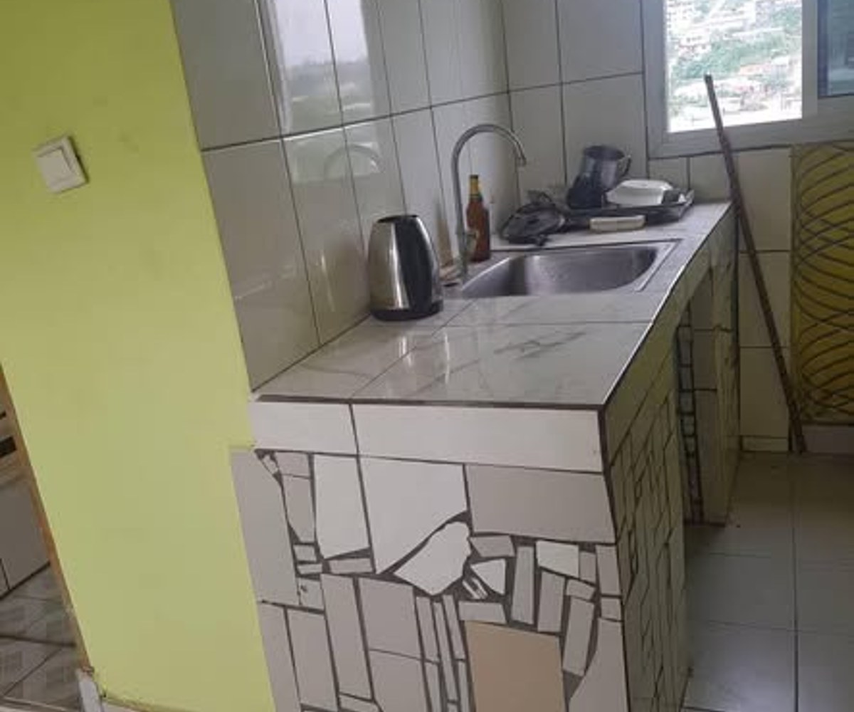 Chambre moderne avec espace cuisine - PK15 Douala