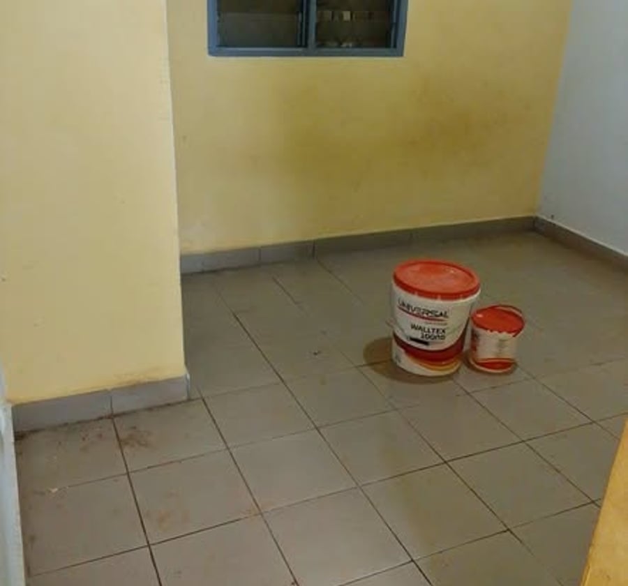 Chambre moderne à Nkomo, entrée Okui