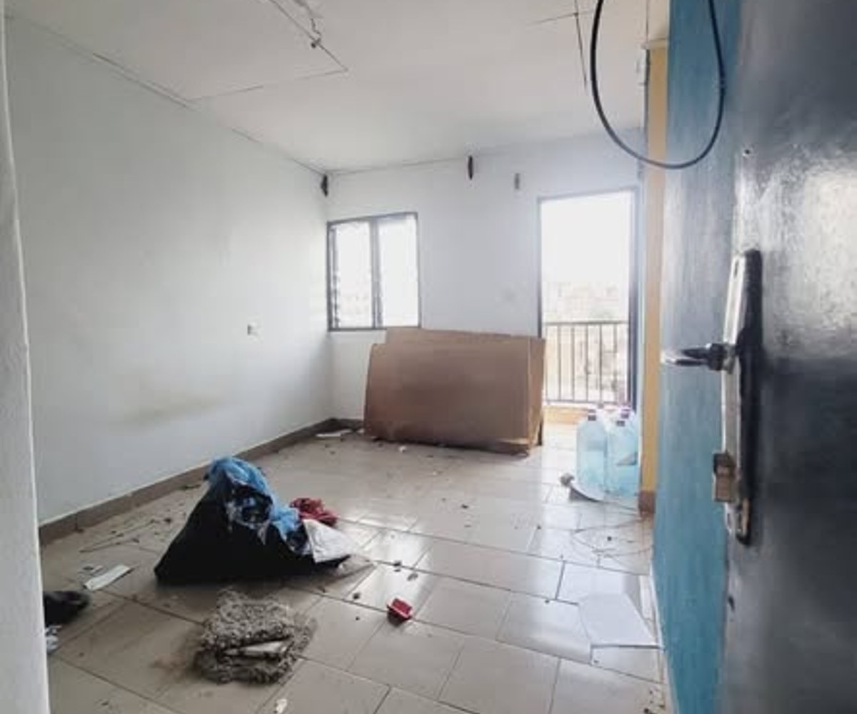 Chambre moderne avec cuisine et balcon à Ange Raphaël
