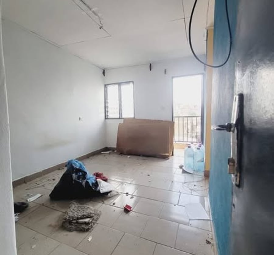 Chambre moderne avec cuisine et balcon à Ange Raphaël