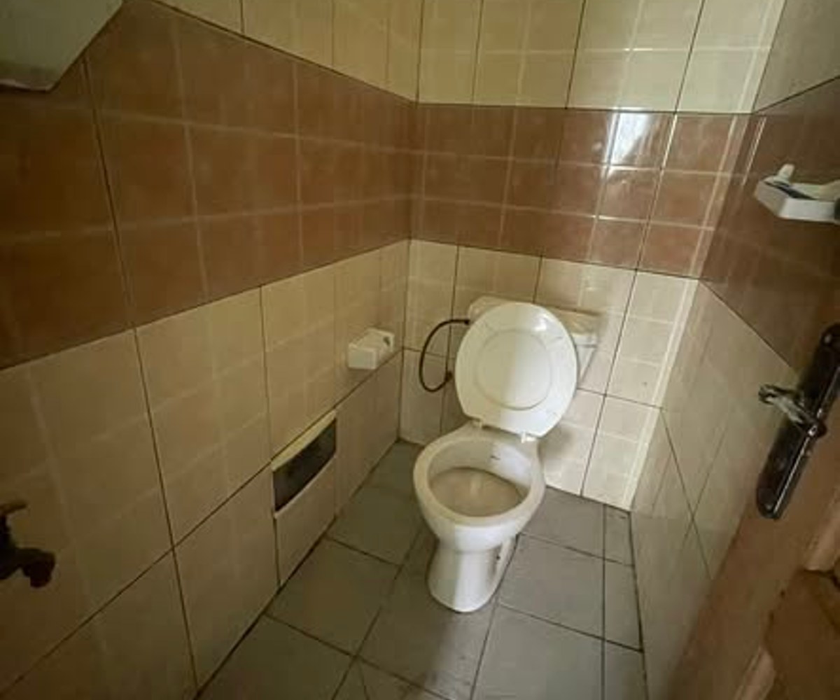 Chambre moderne avec cuisine et douche à Beedi