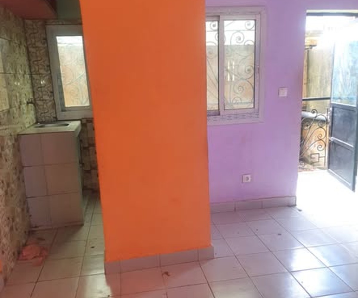 Studio moderne à louer à Nkolbisson