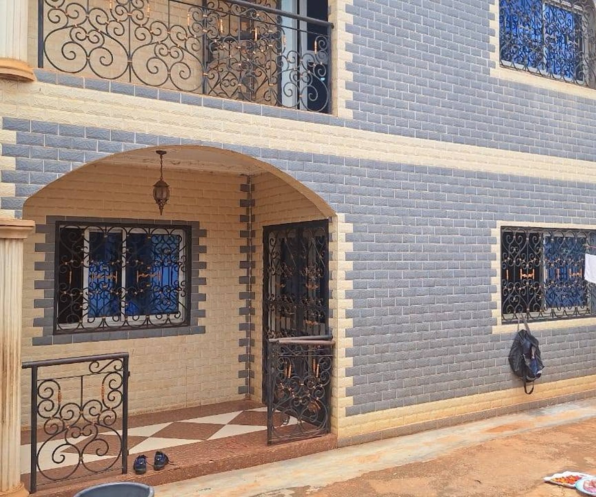 Duplex à louer à Awae, Yaoundé - 4 chambres, 3 salles de douche