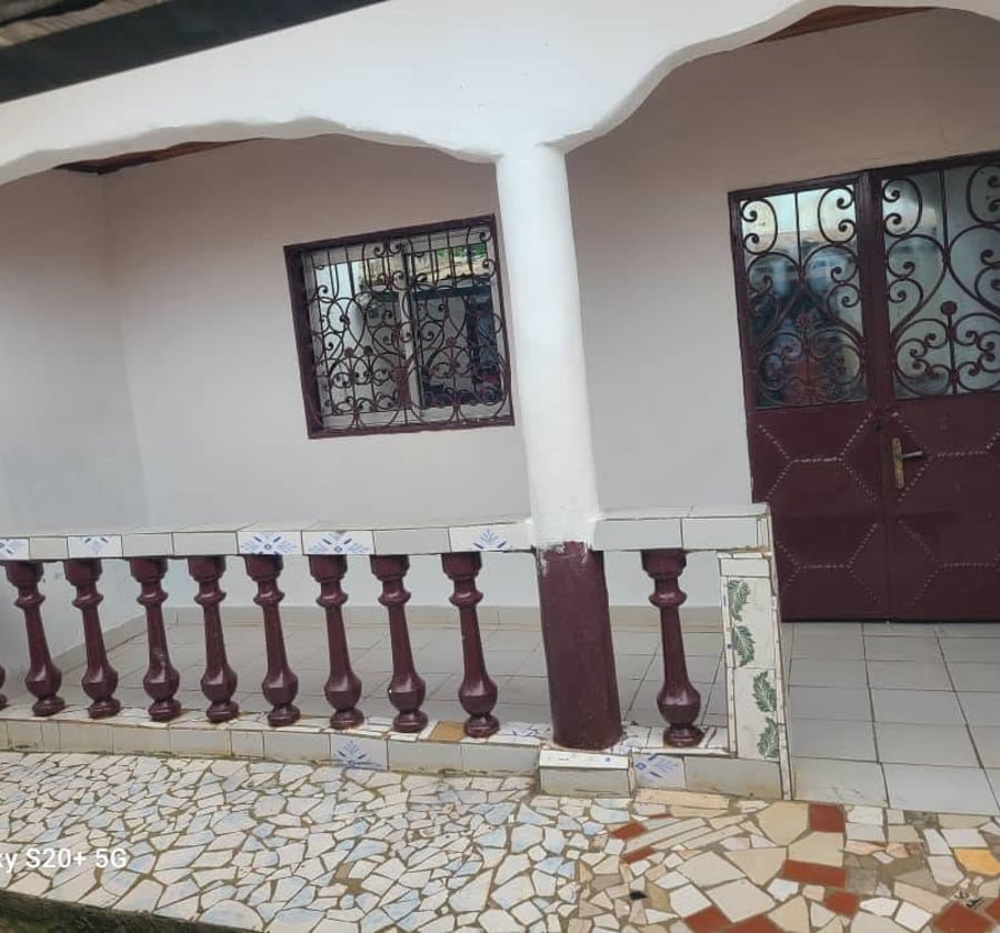 Maison 6 pièces à louer à Yaoundé (Carrière Monti)