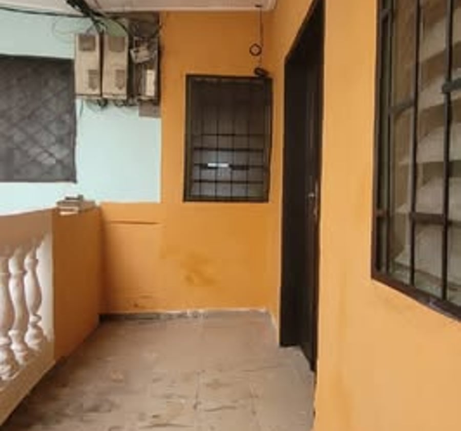 2 chambres, 2 douches, salon, cuisine à Biyem-Assi Lac