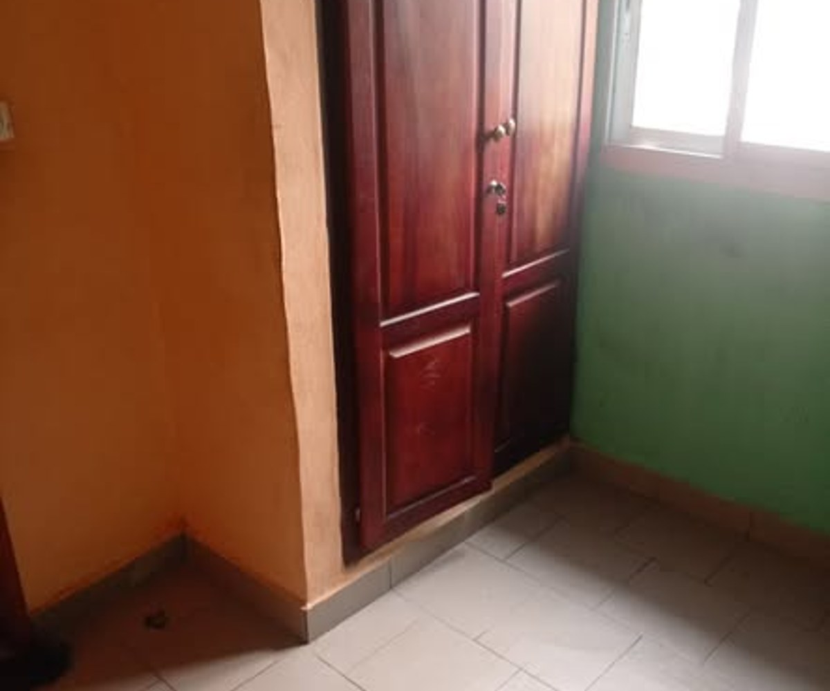 Chambre moderne avec placard - Ari Village, Yaoundé