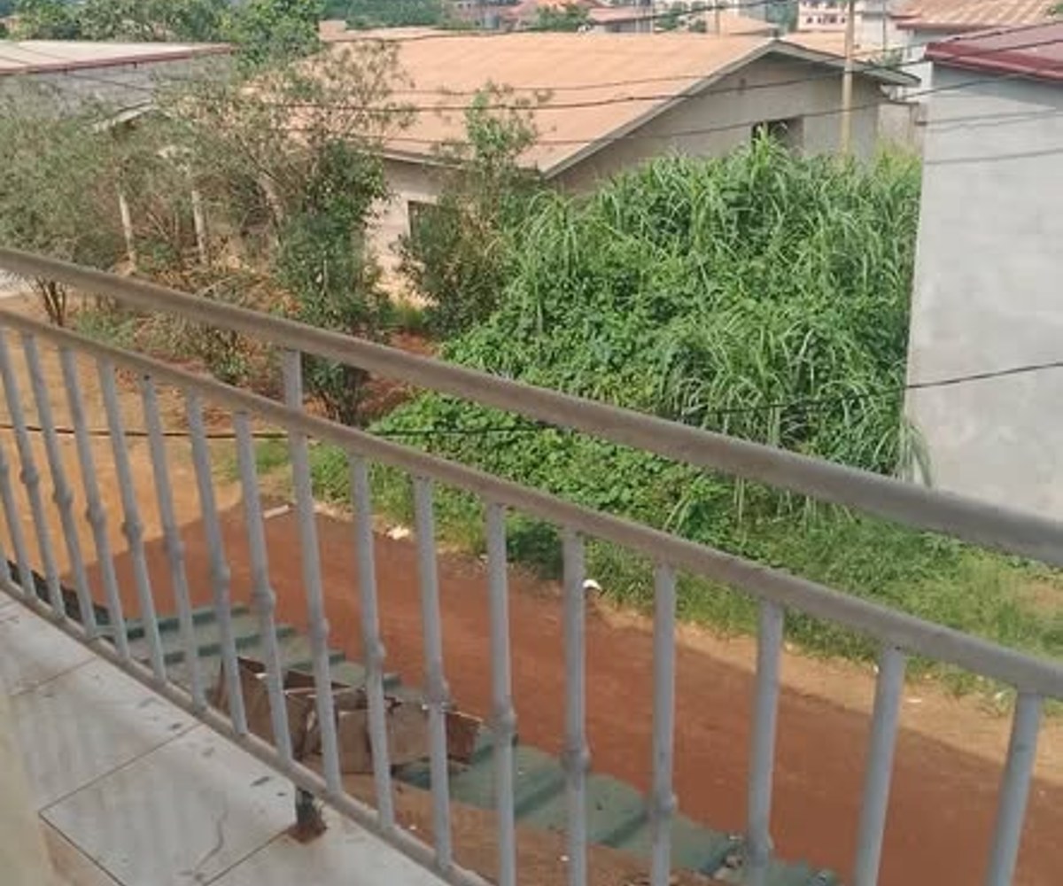 Très grande chambre moderne au carrefour Nkoabang