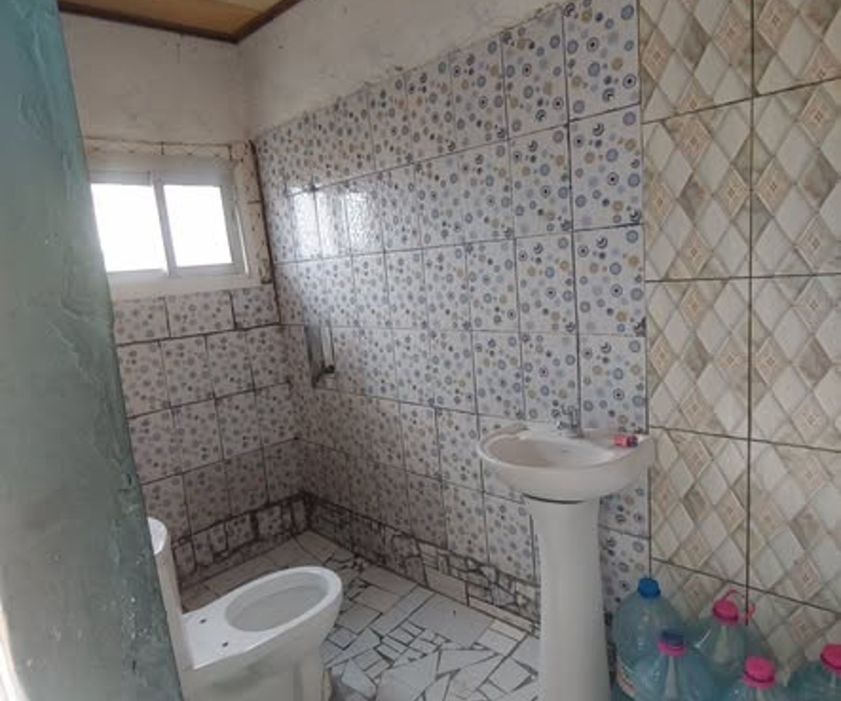 Chambre moderne 1er étage avec balcon - Logpom Gabon Bar